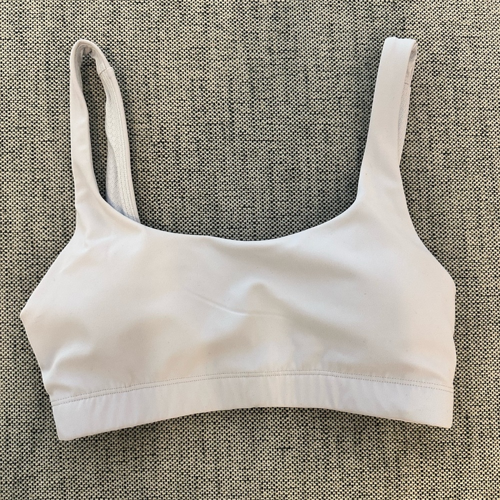NWOT Vuori Daily Bra in peri